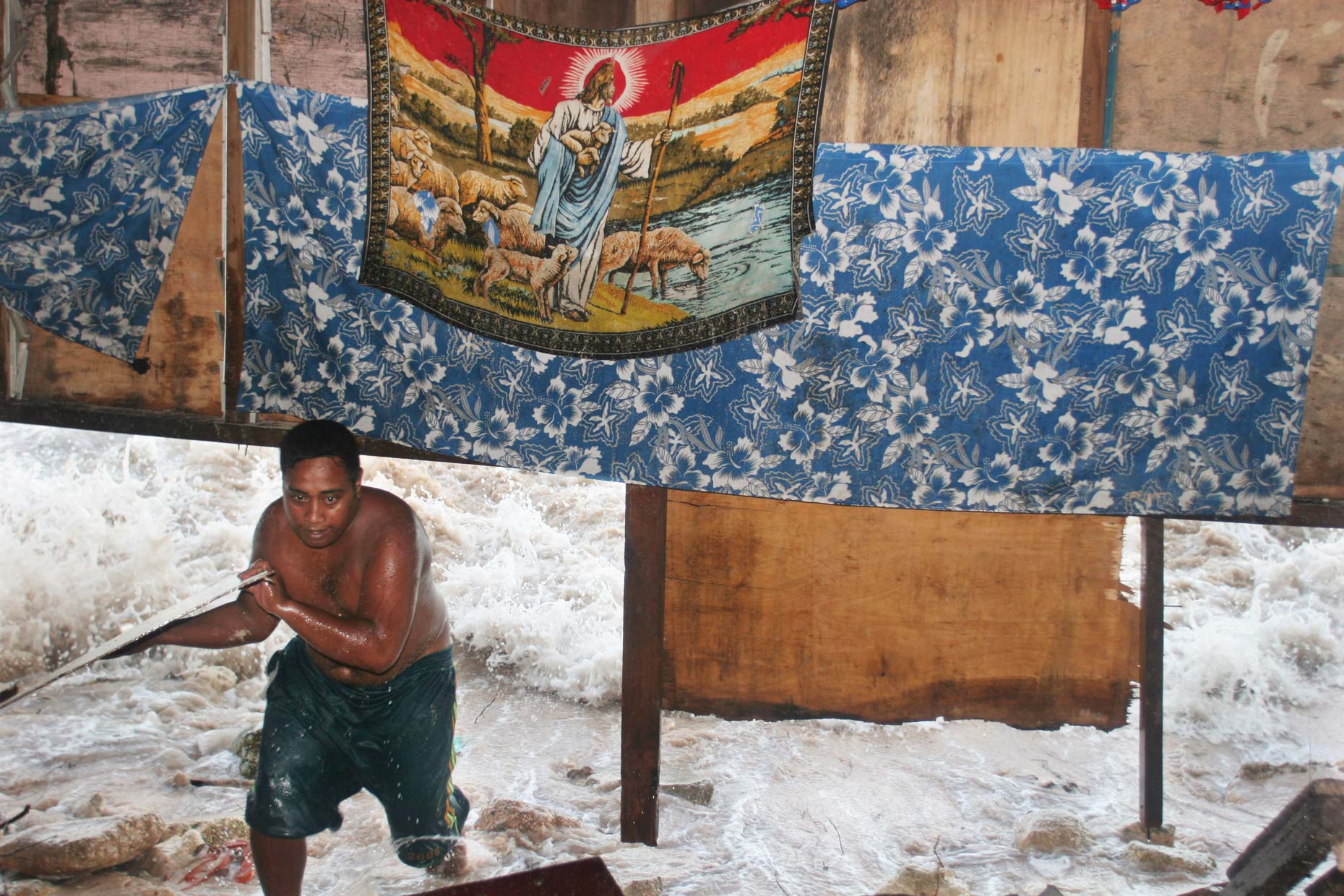 Rising sea levels in KIRIBATI, by Scotland Greenpeace photographer
